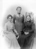 Elna Carlberg med døtre, Lisa (Elise Kristina) og Gerda